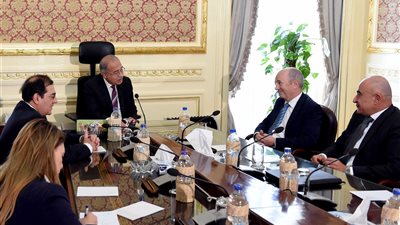 شريف إسماعيل يلتقي رئيس شركة شل العالمية للطاقة