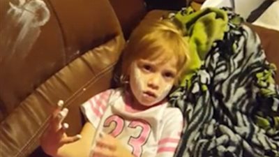 بالفيديو والصور.. طفلة تصاب بالصدمة بعد اكتشاف حقيقة كريم وجهها