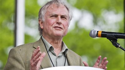 ريتشارد دوكنز أشهر علماء البيولوجيا التطورية.. حصل على جائزة الأدب عام 1987.. من أفضل 100 مثقف بريطاني في 2004.. ومن أبرز منتقدي نظرية الخلق والتصميم الذكي