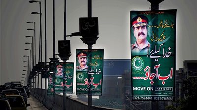 انتشار لافتات تطالب قائد الجيش الباكستاني بفرض الأحكام العرفية في البلاد