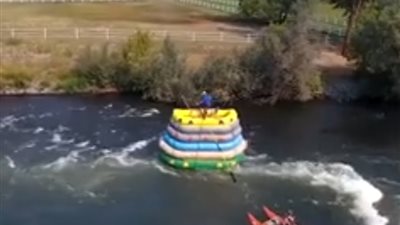 رجل يصمم مركبا من 6 قوارب مطاطية (فيديو)