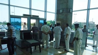 ضبط 49 هاربا خلال حملة أمنية بمطار القاهرة