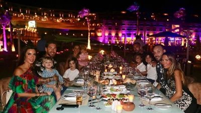 الأخ الحنين رزق.. راموس يطفئ شمعة عيد ميلاد شقيقته في الغردقة (صور)