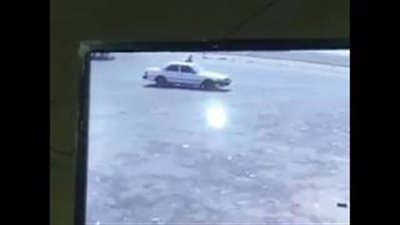 بالفيديو.. رد فعل سعودية اقتحم لص سيارة زوجها أثناء جلوسها بالداخل