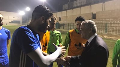 رئيس المقاولون يحفز اللاعبين قبل موقعة الخميس أمام الأهلي