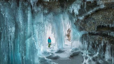 لقطات مذهلة لتكوينات جليدية تتلون بالكهوف السيبيرية (صور)