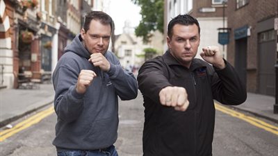 بالفيديو والصور.. أفضل طريقة لحماية نفسك من هجوم بالسلاح الأبيض