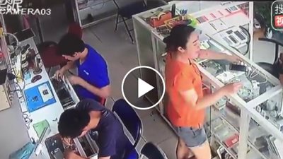 لحظة انفجار هاتف في وجه فني صيانة (فيديو)