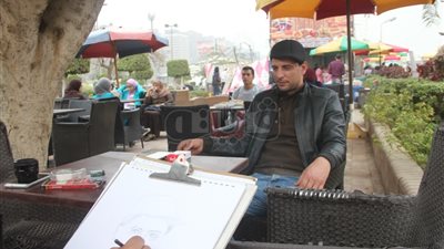 رسام المنيا يبهر رواد معرض الكتاب بـ «بورتريهات» مدهشة (صور)