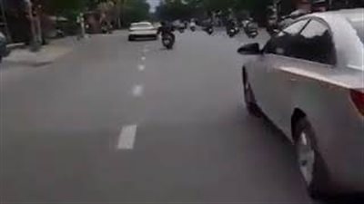 بالفيديو.. لحظة اعتداء شاب على المارة والسيارات في الشارع