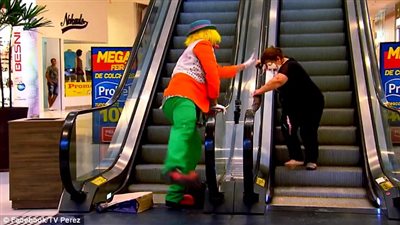 بالفيديو والصور.. شاهد ماذا فعلت امرأة ألقى مهرج فطيرة على وجهها