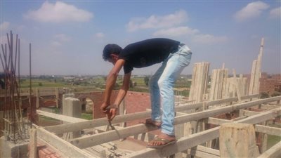 بالصور.. إزالة أعمدة وفك أخشاب لعقارين مخالفين في طلخا