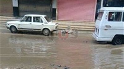 مياه الصرف الصحي تغرق شارع الملكة بالعشرين والأهالي يستغيثون (صور)