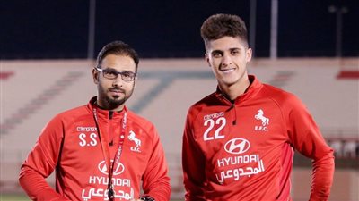 أحمد الشيخ يتسلم جائزة أفضل لاعب في مباراة الاتفاق والفتح