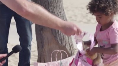 عيد ميلاد مميز لطفلة مشردة (فيديو)