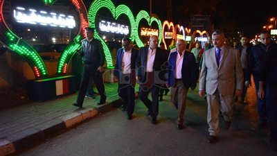 محافظ بورسعيد يشارك المواطنين احتفالات ليلة شم النسيم (صور)