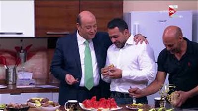 يوسف الحسيني يقتحم ستوديو عمرو أديب على الهواء: الفسيخ ناداني