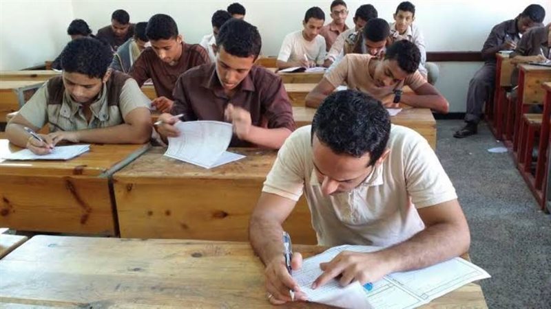 طلاب أثناء الامتحان