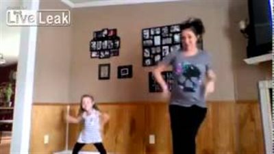 بالفيديو.. «وصلة رقص» لامرأة حامل وابنتها