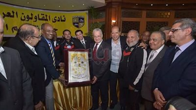 علاء نبيل يهدي الدرع العام لدورة الصيد لرئيس نادي المقاولون