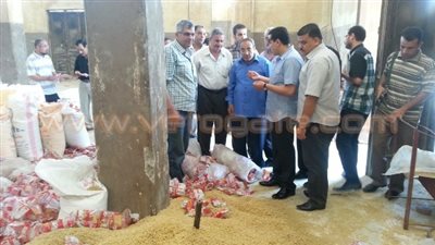 بالصور.. ضبط 4 أطنان مكرونة فاسدة داخل مصنع بالشرقية