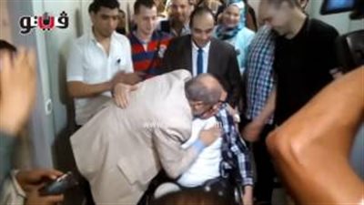 بالفيديو.. لحظة وصول النقيب محمود الكومي إلى مطار القاهرة