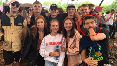 بالصور.. رواد مهرجان يصدمون بعد كشف حقيقة شاب اقتحم صورهم