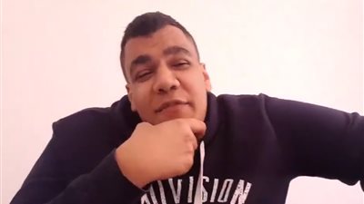 شاب يسخر من احتفال رواد فيس بوك بشم النسيم (فيديو)