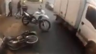 بالفيديو.. لحظة مطاردة شرطى برازيلى لدراجة بخارية