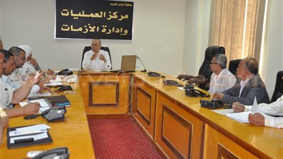 محافظ الوادي الجديد يعقد اجتماعا لمتابعة توريد القمح