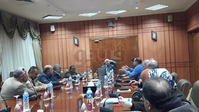 محافظ بورسعيد يوجه رؤساء الأحياء بالاعتناء بالمسطحات الخضراء