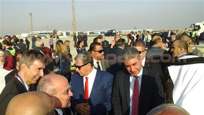 بالصور.. وزيرا الطيران والبيئة في استقبال أول طائرة بالطاقة الشمسية