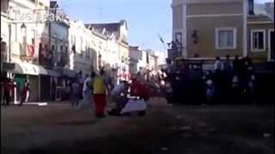 بالفيديو.. «ثور» يهاجم رجلا «مخمورا» بالبرتغال