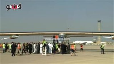 بالفيديو.. وزير الطيران يستقبل طاقم أول طائرة صديقة للبيئة