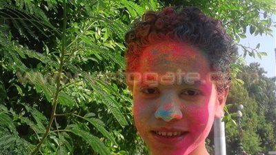 بالصور.. أطفال يحتفلون بانتهاء إجازة العيد بـ«الألوان»