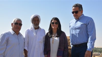 وزيرا السياحة والآثار يلتقطان صورا تذكارية مع أقدم عامل بناء بالكرشيف