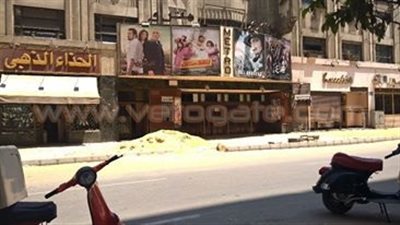 بالصور.. أكوام الرمال تتراكم أمام سينما «مترو» بوسط البلد