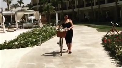 فيفي عبده على البحر بالعجلة في الساحل الشمالي (فيديو)