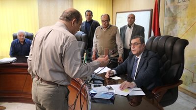 محافظ الفيوم يكلف بتوفير فرص عمل للشباب ومساعدات للأولى بالرعاية