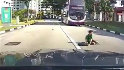 بالفيديو.. صبي يطير في الهواء بعد اصطدام سيارة