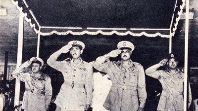 جمال عبدالناصر يحيي الجماهير احتفالا بالجلاء التام