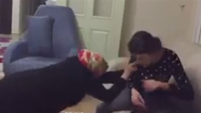 بالفيديو.. رد فعل أم فتحت ابنتها حقيبتها أثناء صلاتها