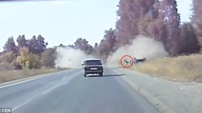 بالفيديو والصور.. طفلة تطير من نافذة سيارة في الهواء أثناء انقلابها