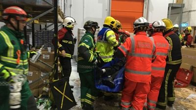 بالصور.. عامل محاصر تحت 11 طنا من زجاجات اللبن لمدة 4 ساعات