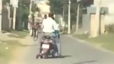 بالفيديو.. رجل يصفع زوجته أثناء ركوبها معه على دراجة نارية