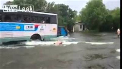 بالفيديو.. سائح أمريكى يسبح في شارع غارق بالهند