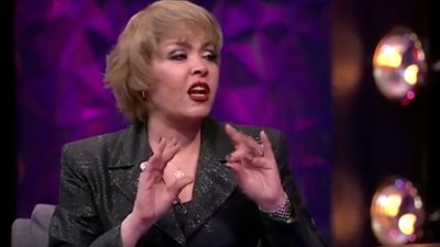 بالفيديو.. لوسي تهدي عروسا «صاجات» في ليلة زفافها