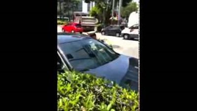 بالفيديو.. مخمور يسحل شرطى مرور بسيارته