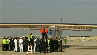 بالصور.. قائد «سولار أمبالس 2» يسلم شارة القيادة لزميله للإقلاع إلى أبوظبي