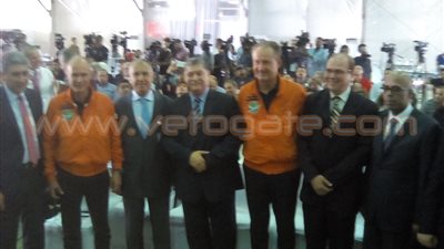 وزير الطيران يلتقط صورا تذكارية مع طاقم أول طائرة صديقة للبيئة